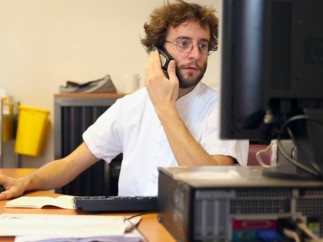 "Itinéraire d'un apprenti toubib" suivi d'un débat présenté par Rebecca Fitoussi dans " Un monde en doc" - samedi 18 avril à 21h