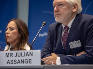 "Julian Assange : L'homme à faire taire" suivi d'un débat présenté par Rebecca Fitoussi dans "Un monde en doc" - samedi 9 mai à 21h