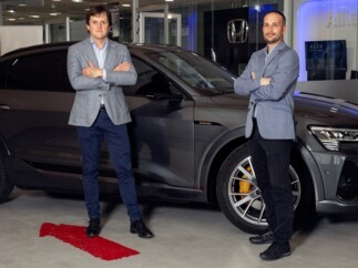 Empleados, junto al vehículo_baja.jpg