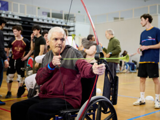 Práctica de tiro con arco adaptado en evento inclusivo