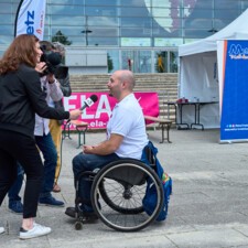 Maxime THOMAS, triple médaillé paralympique et parrain d'ELA interviewé par une journaliste