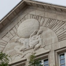 Tympan restauré d'une façade du nouveau siège Charlemagne