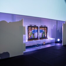Momant inaugural avec la découverte des 2 vantaux réunis d'une fenêtre emblématique du siège
