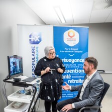 Photo - David MARCHAL, Directeur des Ressources Humaines expérimente le premier rendez-vous de téléconsultation au siège de la BPALC