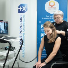 Photo - prise de mesures médicales par l'infirmière via les outils connectés du chariot de téléconsultation