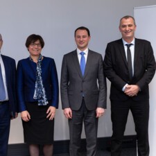 Photo Aimé ADDED, Directeur Général Adjoint de la BPALC, Laurie PARIS, précédente Directrice du Département du Bas-Rhin, Anthony CLEMENT, Directeur du Réseau d’agences de la BPALC et Fabrice HAMRAOUI, nouveau Directeur du Département du Bas-Rhin.