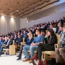 Salle comble à l'auditorium du Charlemagne