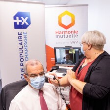 Une caméra connectée au chariot permet un examen approfondi par le médecin à distance