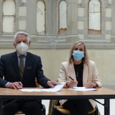 Signature de la convention "Un Nouvel Élan pour Fourvière" entre Philippe DESMARESCAUX, Président de la Fondation Fourvière, et Sandrine RICHARD, Directrice de la communication de la Banque Populaire Auvergne Rhône Alpes