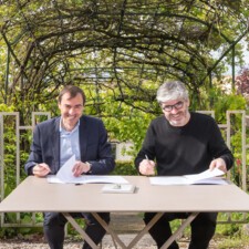 Photo signature de la convention entre Daniel Karyotis – Directeur Général de la Banque Populaire Auvergne Rhône Alpes – et Dominique Delorme – Directeur des Nuits de Fourvière.