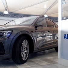 Coche lujo y logo Allianz_baja.jpg