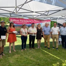 Remise du Prix National de la Dynamique Agricole aux exploitants du GAEC la FERME DES DELICES à Saint-Cyr-les-Vignes (42)