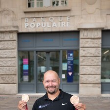 Maxime THOMAS devant l'agence BPALC de Metz Gare