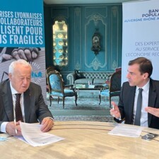 Photo signature entre Alain Mérieux et Daniel Karyotis