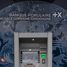 [Photo] Distributeur extérieur habillé aux couleurs des Emaux de Longwy