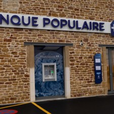 [Photo] Entrée et distributeur extérieur de l'agence BPALC de Cosnes-et-Romain