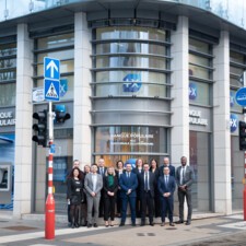 [Photo] Toutes les équipes BPALC au service des Particuliers, Professionnels et Entreprises devant la façade de la nouvelle agence "Luxembourg Etoile"