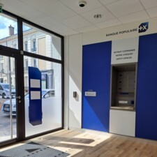 [Photo] Espace libre-service avec dépôt sécurisé d’espèces et de chèques et retrait commande