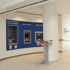 [Photo]  Espace libre service accessible à l'entrée de l'agence