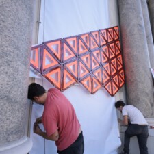Instalación artística en la fachada del Círculo de Bellas Artes de Madrid