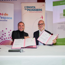 Photo de la signature du renouvellement du partenariat entre la Cité de l’espace, L’Envol des Pionniers et MGEN.