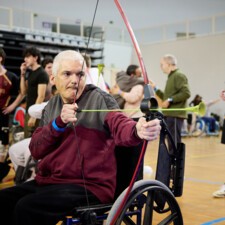 Práctica de tiro con arco adaptado en evento inclusivo
