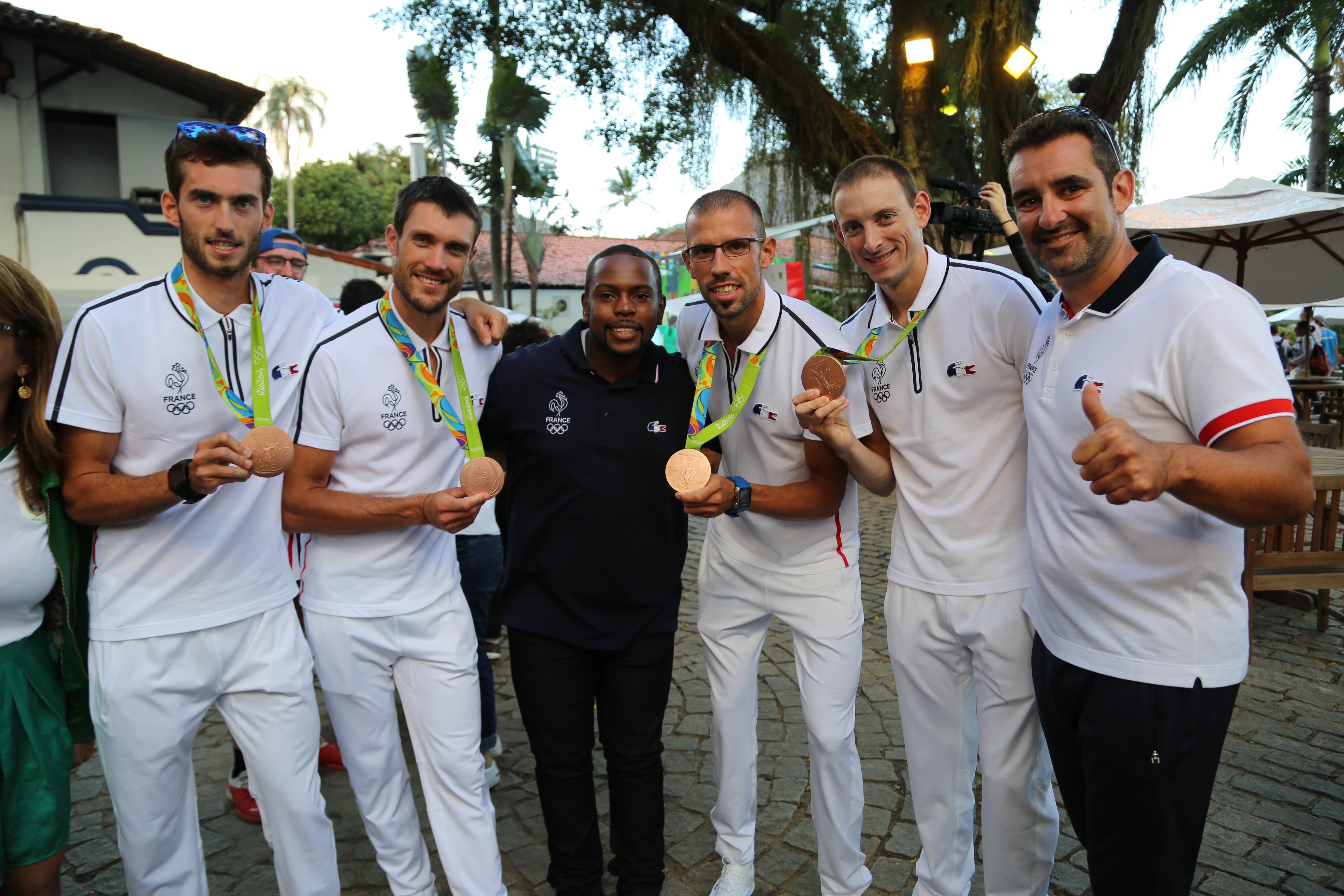Rencontre du quatre sans barreur poids léger médaillé de bronze, accompagné de leur coach Jérôme Déchamp et le coach brésilien Alan Luis Duarte.
