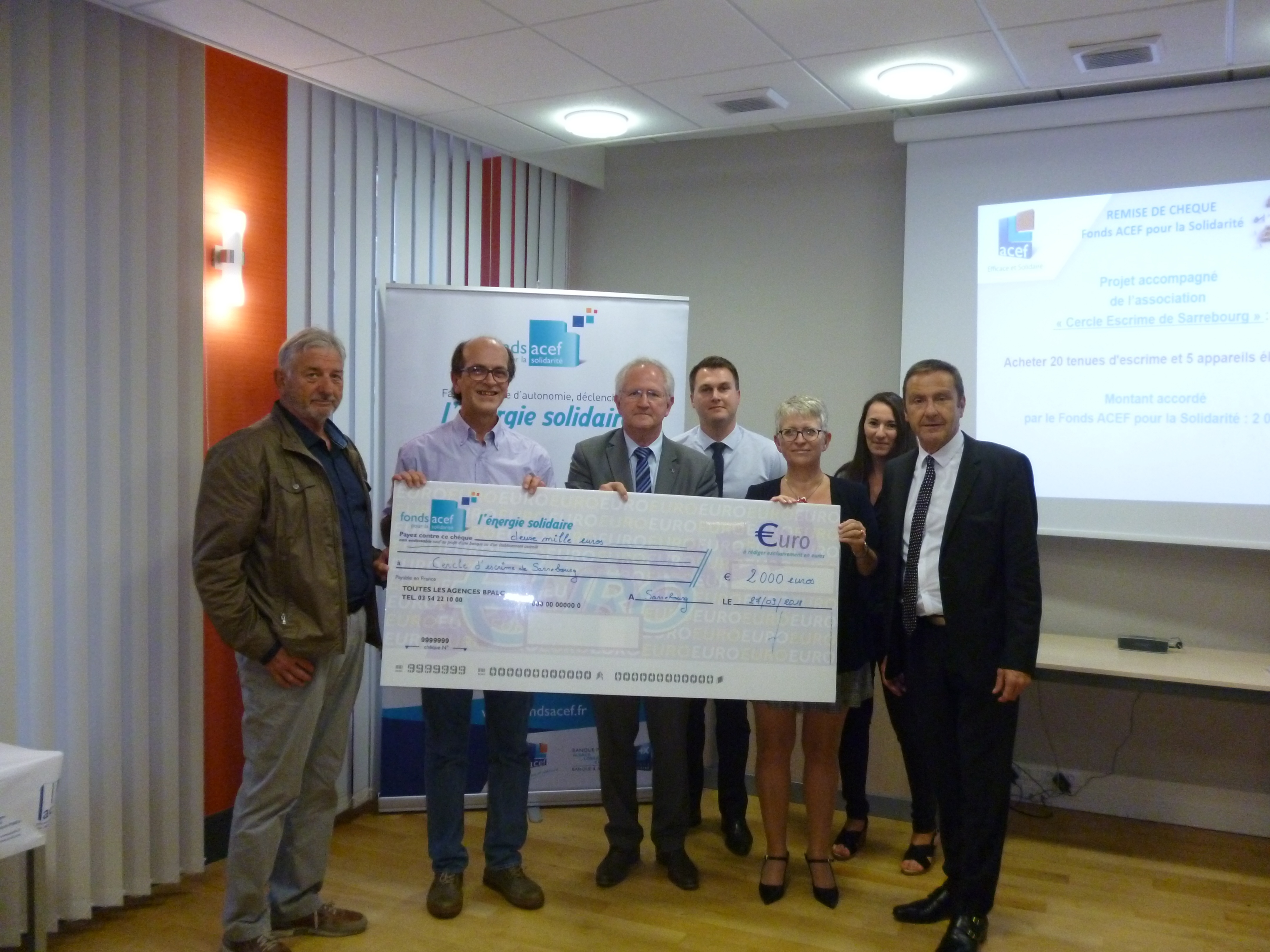 Remise d'un chèque de 2 000 € au Cercle d'Escrime de Sarrebourg