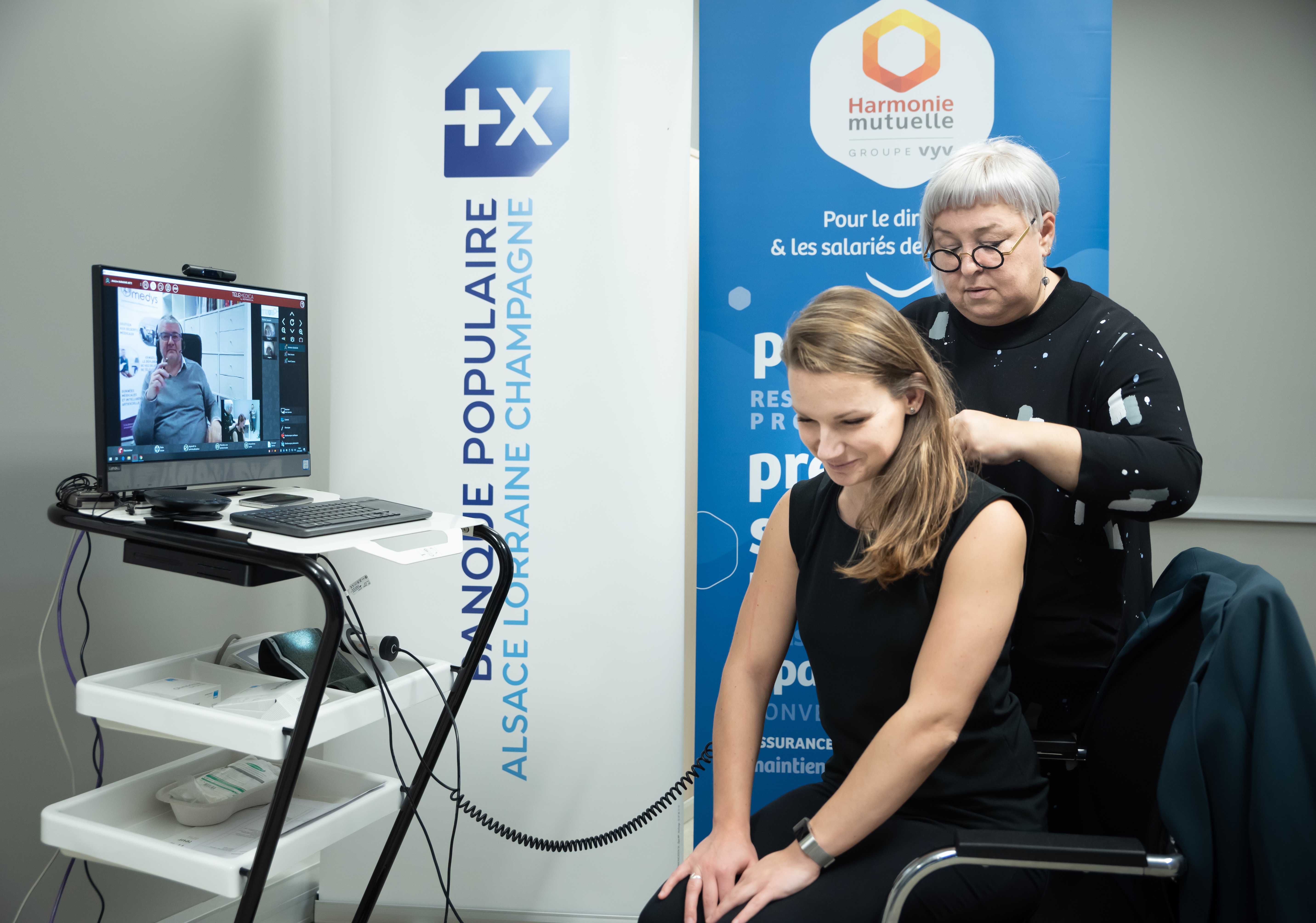 Photo - prise de mesures médicales par l'infirmière via les outils connectés du chariot de téléconsultation