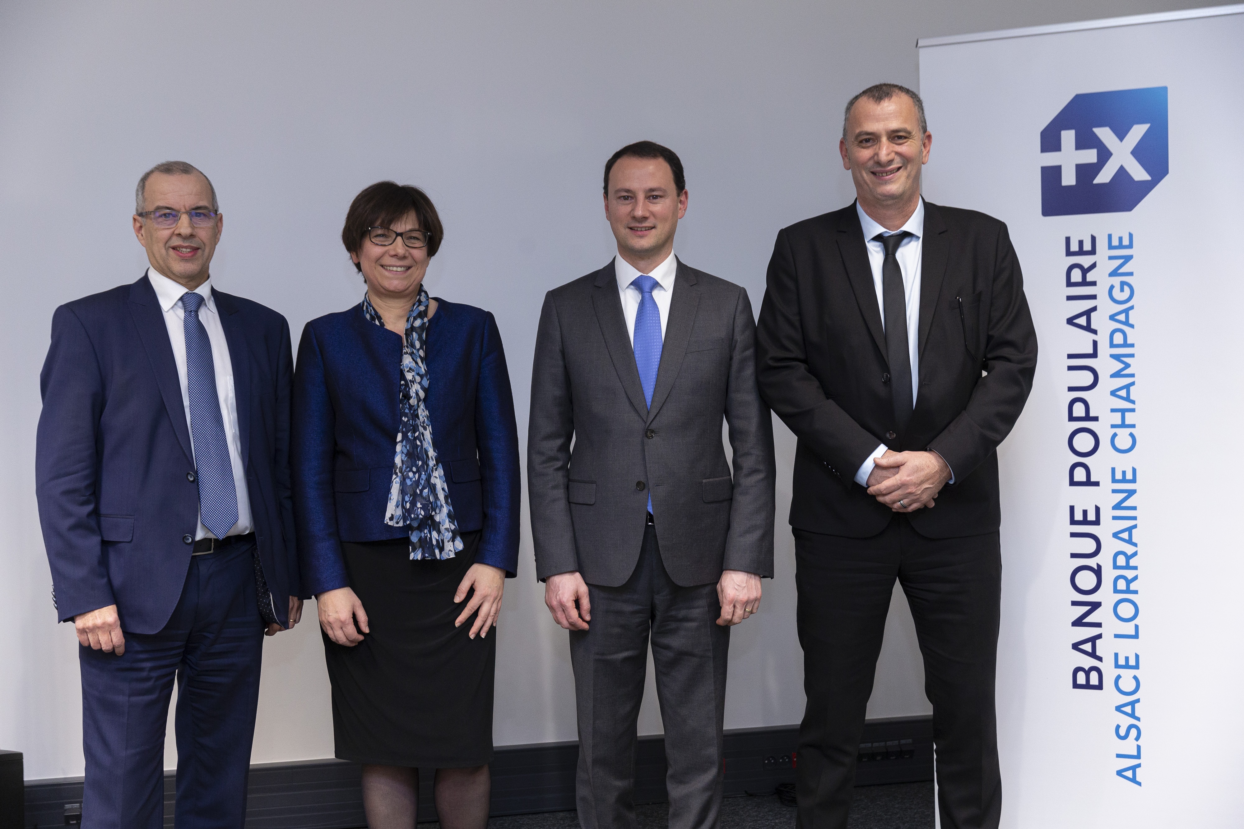 Photo Aimé ADDED, Directeur Général Adjoint de la BPALC, Laurie PARIS, précédente Directrice du Département du Bas-Rhin, Anthony CLEMENT, Directeur du Réseau d’agences de la BPALC et Fabrice HAMRAOUI, nouveau Directeur du Département du Bas-Rhin.