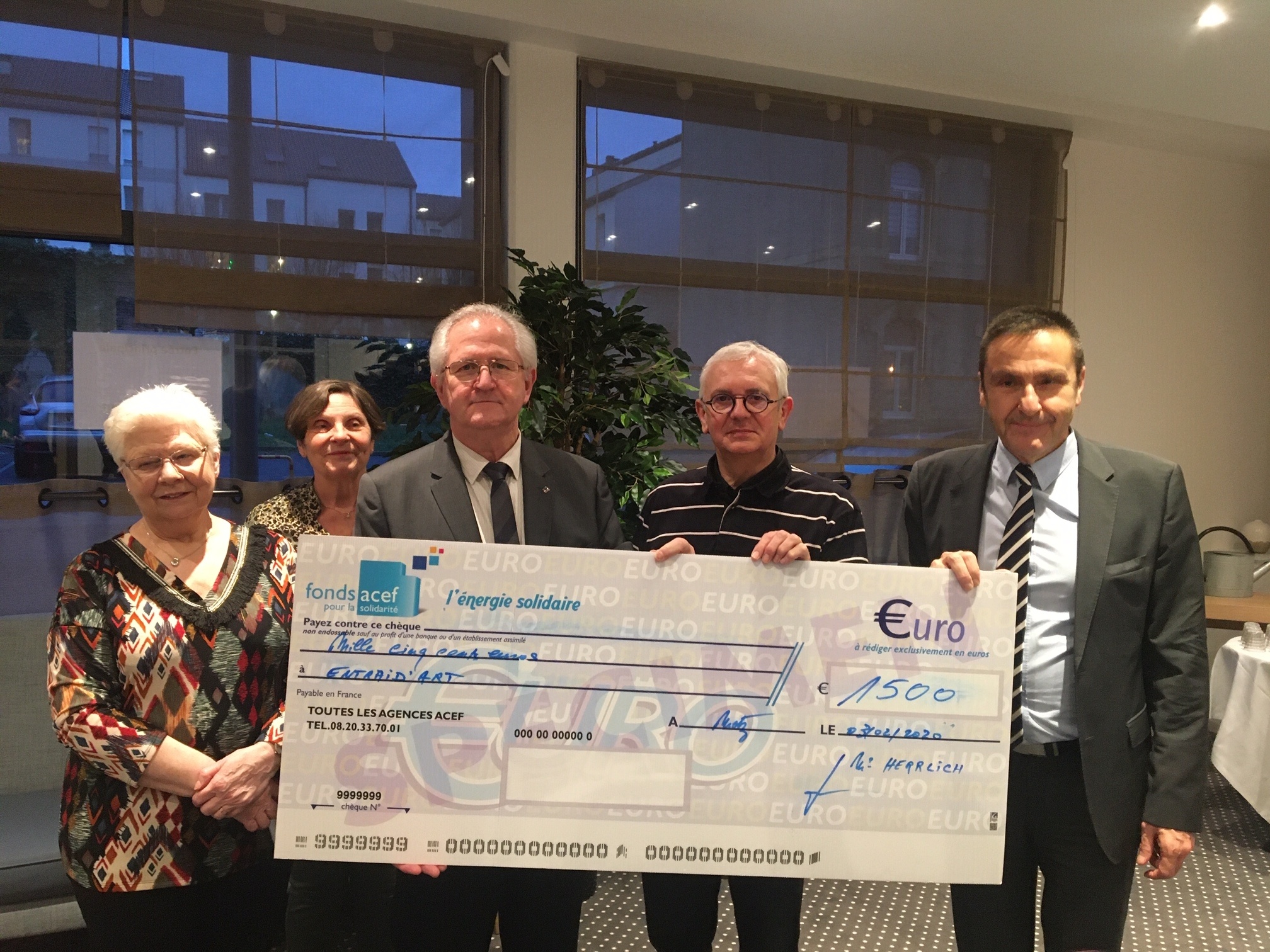 Remise d'un chèque de 1 500 € à l'association ENTRAID'ART