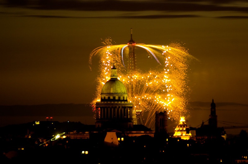 Feu d'artifice du 14 juillet vu de Bercy.jpg