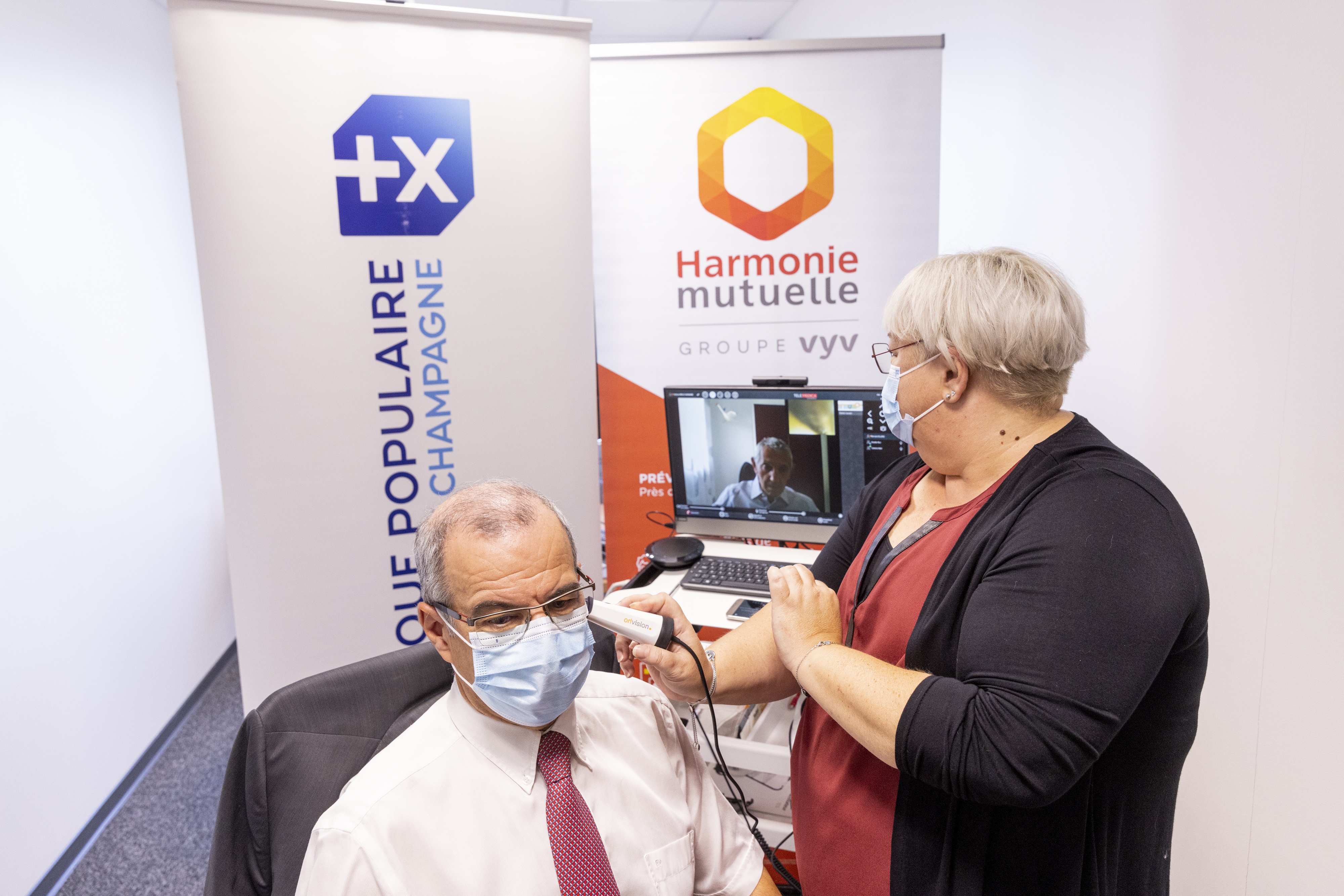 Une caméra connectée au chariot permet un examen approfondi par le médecin à distance