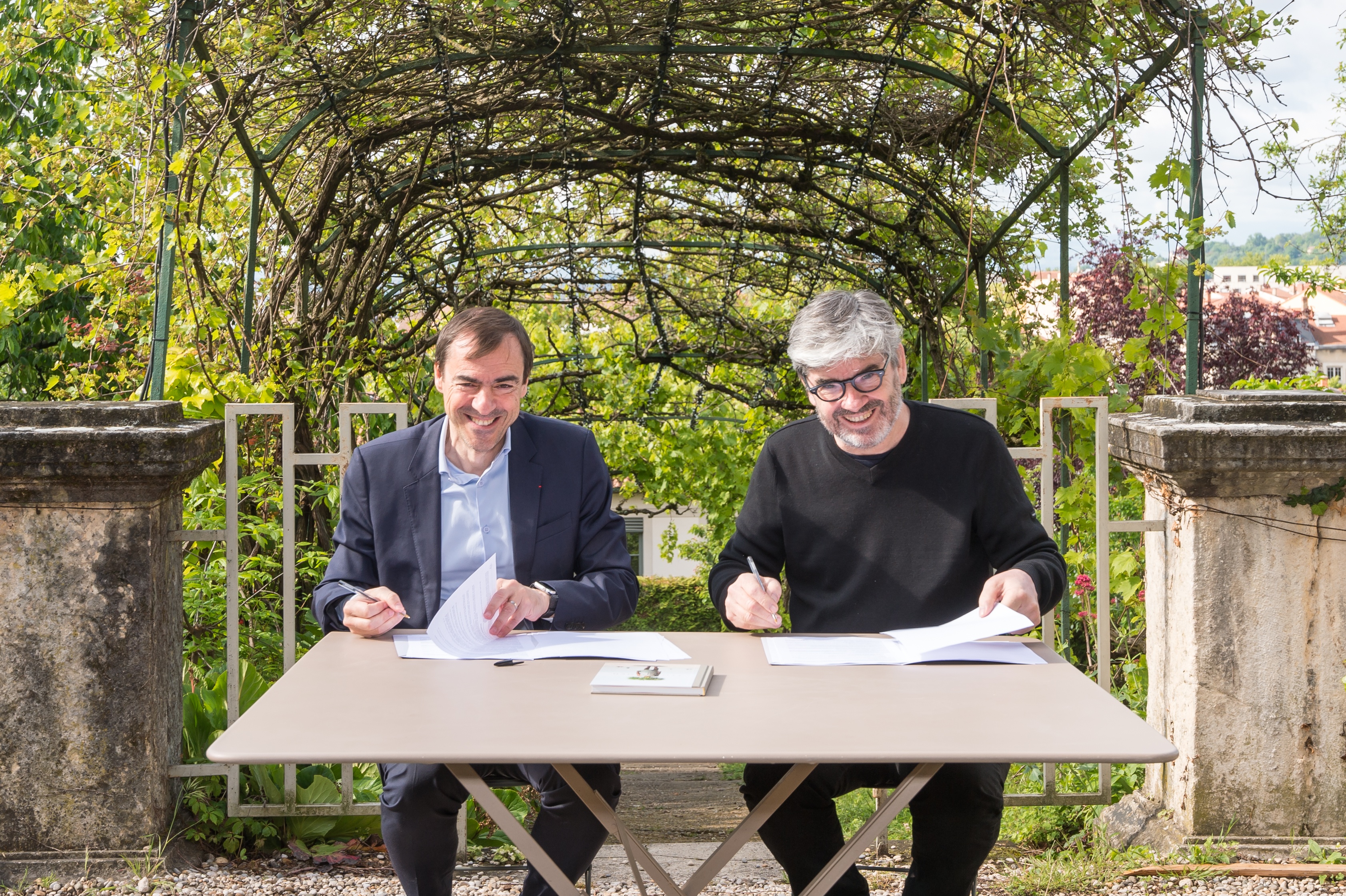 Photo signature de la convention entre Daniel Karyotis – Directeur Général de la Banque Populaire Auvergne Rhône Alpes – et Dominique Delorme – Directeur des Nuits de Fourvière.