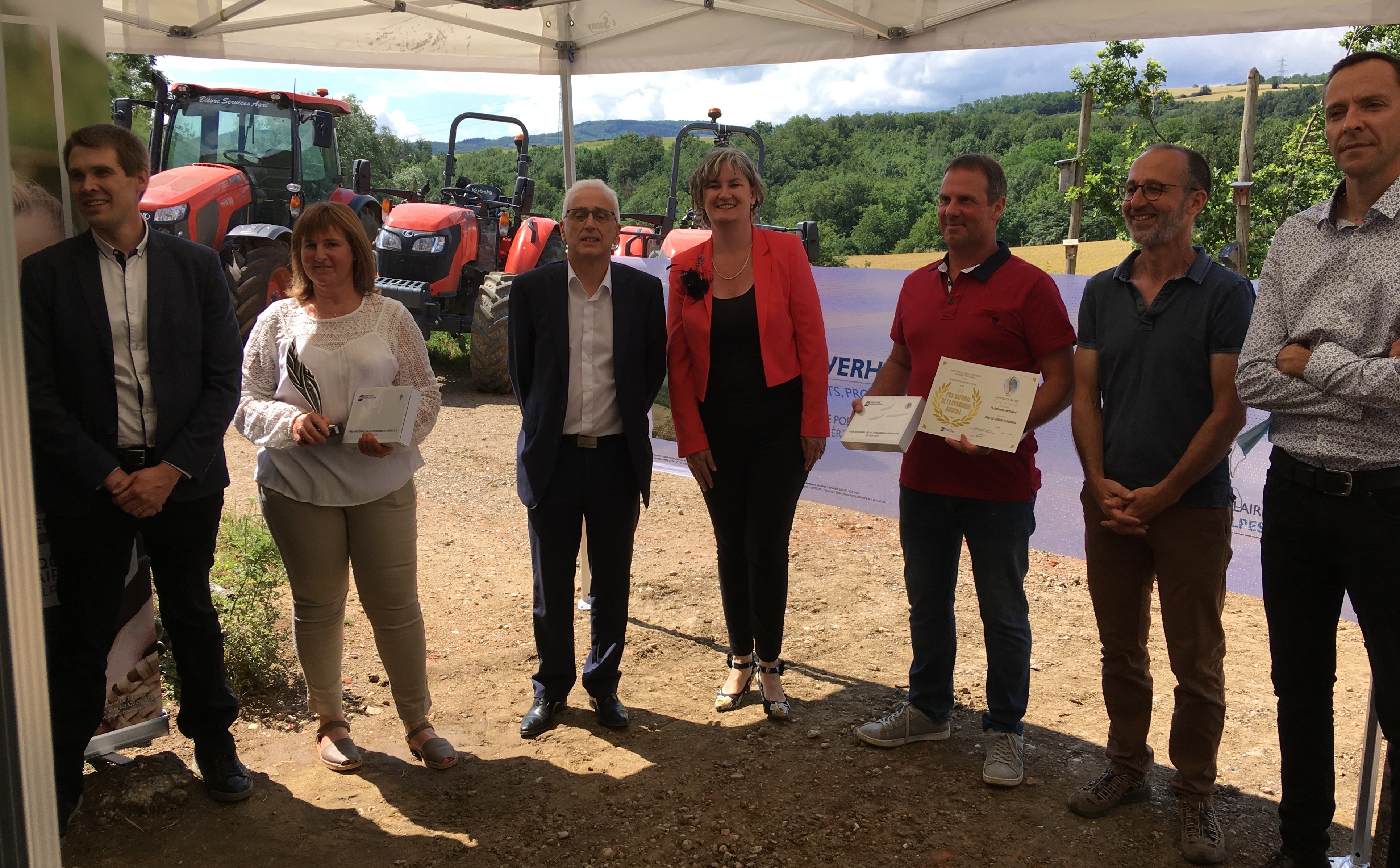 Remise du Prix National de la Dynamique Agricole aux exploitants du GAEC le JARDIN FLEURINOIS à Fleurieux-sur-l'Arbresle