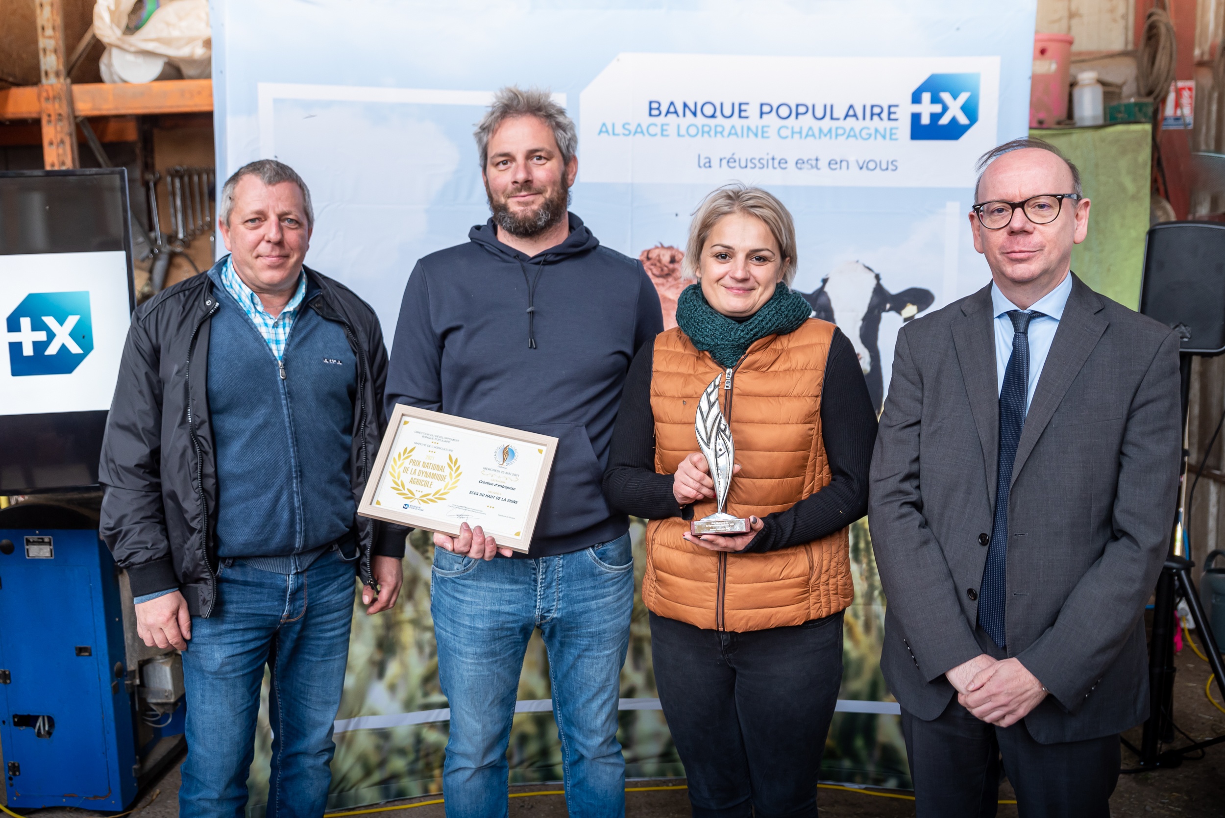 Remise du Trophée national de la Dynamique Agricole de la Banque Populaire à Nathalie et Julien BACCUS