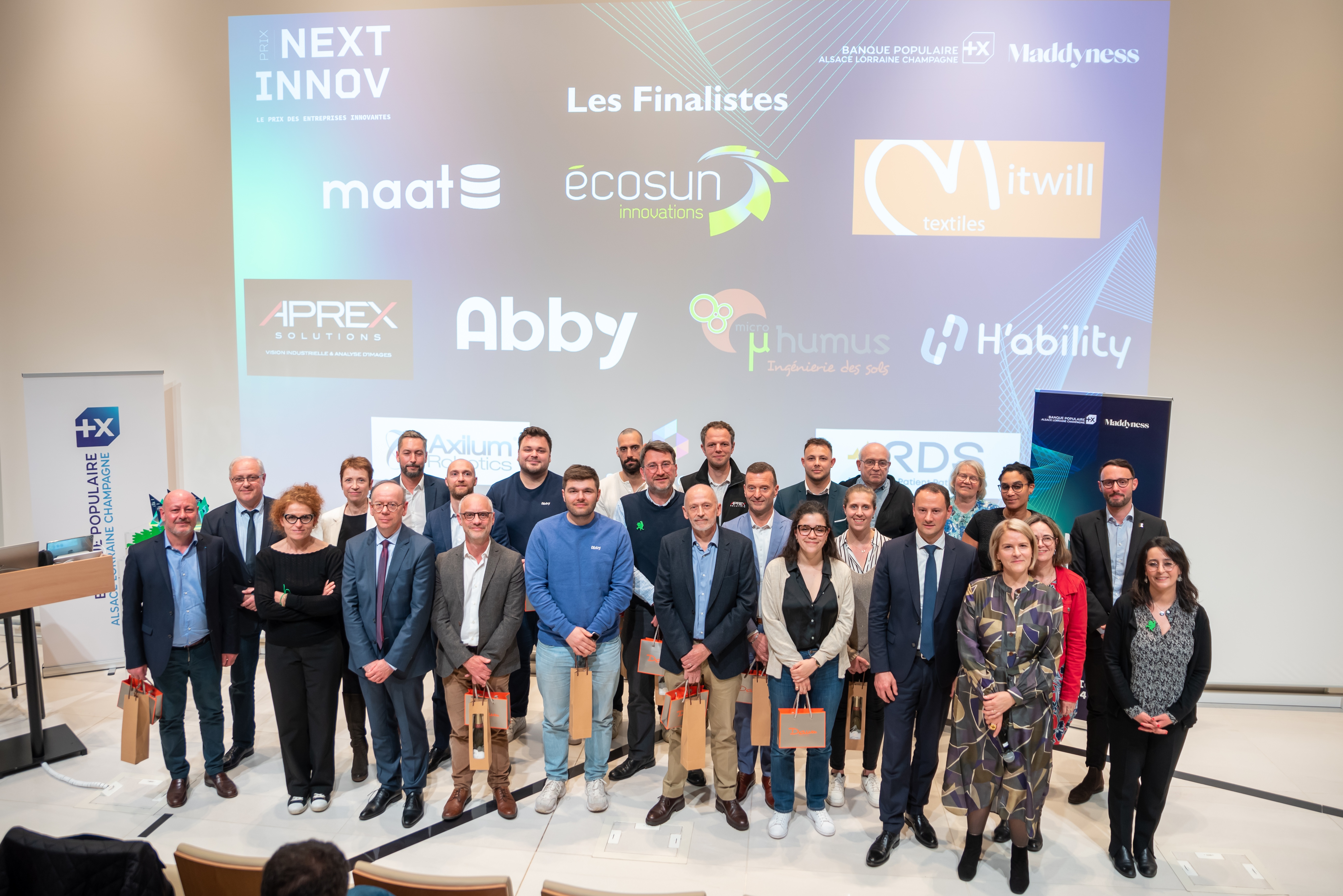 Les 10 entrepreneurs finalistes et les membres du jury