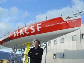 L'IMOCA MACSF de Bertrand de Broc mis à l'eau à Lorient