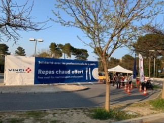 Vinci Autoroutes se mobilise pour distribuer gratuitement des repas chauds sur les aires d’autoroutes