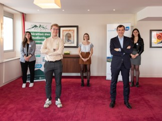 La BANQUE POPULAIRE AUVERGNE RHONE ALPES soutient les étudiants de sa région en signant un partenariat avec la Fédération des associations générales étudiantes (FAGE)  et les épiceries sociales et solidaires AGORAé.