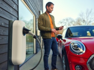 Les Banques Populaires et les Caisses d’Epargne proposent aux professionnels une offre de Location Longue Durée pour les véhicules électriques et hybrides incluant la borne de recharge
