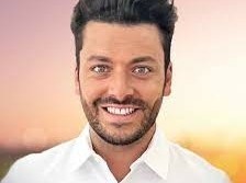 Kev Adams soutient la lutte contre l’isolement des personnes âgées aux côtés du Service Civique Solidarité Seniors