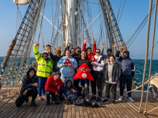 Grâce aux Caisses d’Epargne, 15 jeunes éclaireurs régionaux escorteront la Flamme Olympique à bord du Belem dans le cadre d’un programme d’insertion