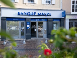 La place centrale du village de Bourg-Saint-Andéol accueille la nouvelle agence de la Banque Marze.