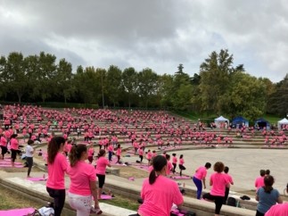 Allianz y la Asociación Española Contra el Cáncer en una jornada de yoga solidario