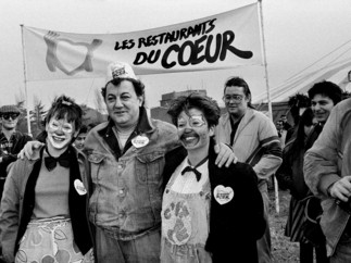 Quarante ans après l’appel de Coluche, le département de Loire-Atlantique ouvre ses portes aux Restos du Cœur avec une exposition de l’AFP