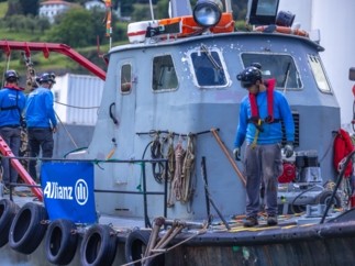 Allianz refuerza su compromiso con la sostenibilidad marina con una nueva operación de limpieza en el Puerto de Vigo