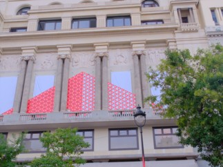 Allianz ilumina LuzMadrid con triángulos de emergencia que tendrán una segunda vida como mobiliario urbano