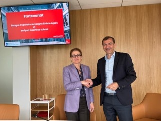 Banque Populaire Auvergne Rhône Alpes et emlyon business school renouvellent leur partenariat jusqu'en 2030