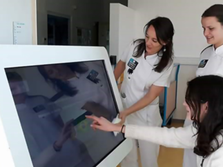 La Clinique Provence-Bourbonne s’équipe d’une table tactile de rééducation cognitive : une première !